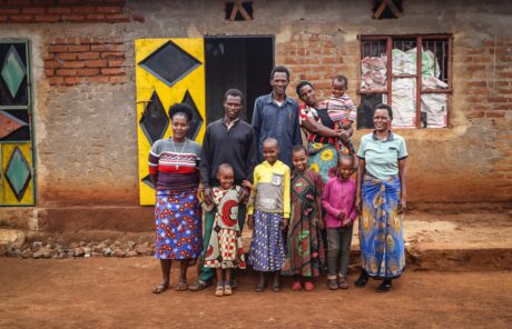 Modeste, les mains dans la terre