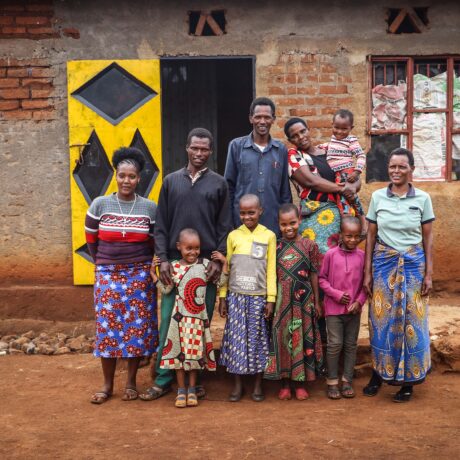 Modeste, les mains dans la terre