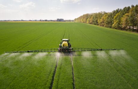 Pesticides : l’illusion de la modernité, le coût sociétal caché d’une technologie obsolète